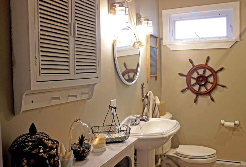 Свежая идея для дизайна: главная ванная комната среднего размера в морском стиле с белыми фасадами, душем в нише, раздельным унитазом, бежевой плиткой, керамической плиткой, бежевыми стенами, полом из керамогранита и раковиной с пьедесталом - отличное фото интерьера