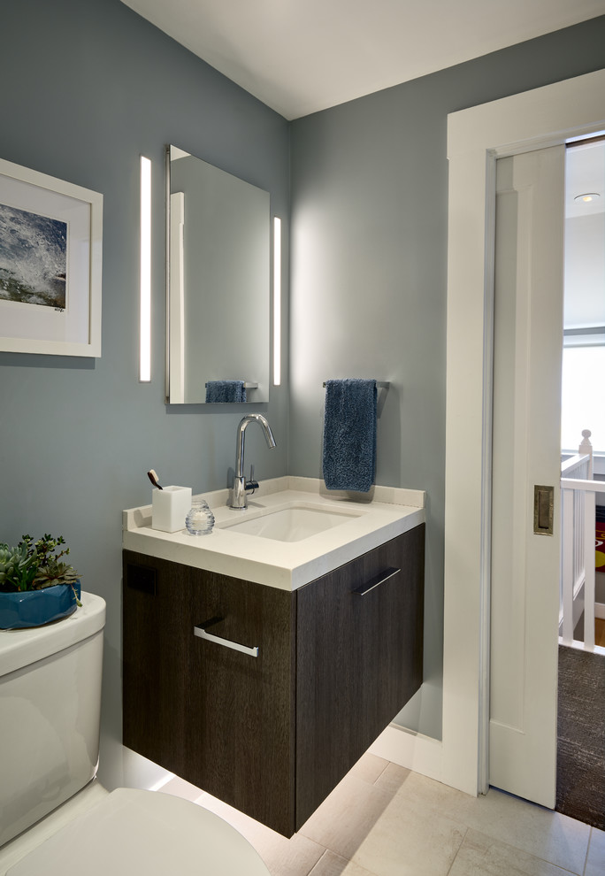 Свежая идея для дизайна: маленькая главная ванная комната в современном стиле с плоскими фасадами, искусственно-состаренными фасадами, открытым душем, унитазом-моноблоком, разноцветной плиткой, стеклянной плиткой, синими стенами, полом из керамогранита, врезной раковиной, столешницей из кварцита, бежевым полом и открытым душем для на участке и в саду - отличное фото интерьера