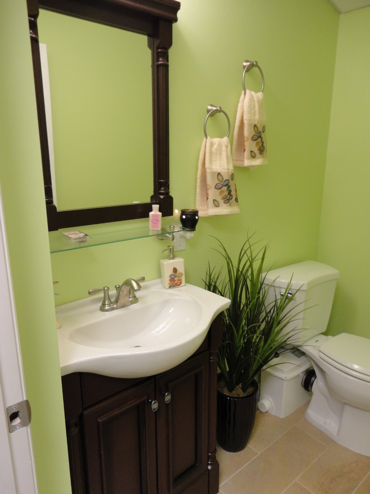 На фото: маленькая ванная комната в современном стиле с коричневыми фасадами, раздельным унитазом, зелеными стенами и полом из керамической плитки для на участке и в саду с