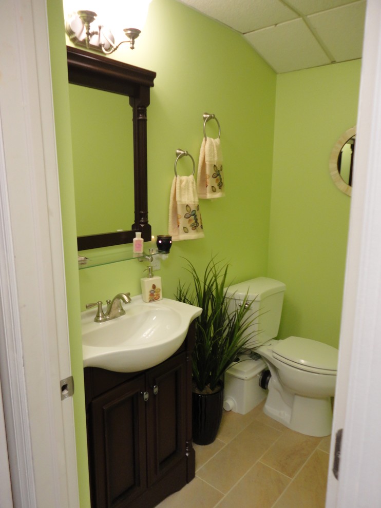 Idéer för små funkis badrum, med bruna skåp, en toalettstol med separat cisternkåpa, gröna väggar och klinkergolv i keramik