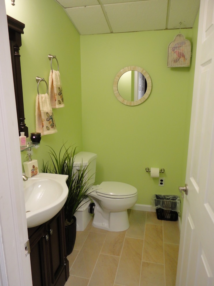 Идея дизайна: маленькая ванная комната в современном стиле с коричневыми фасадами, раздельным унитазом, зелеными стенами и полом из керамической плитки для на участке и в саду