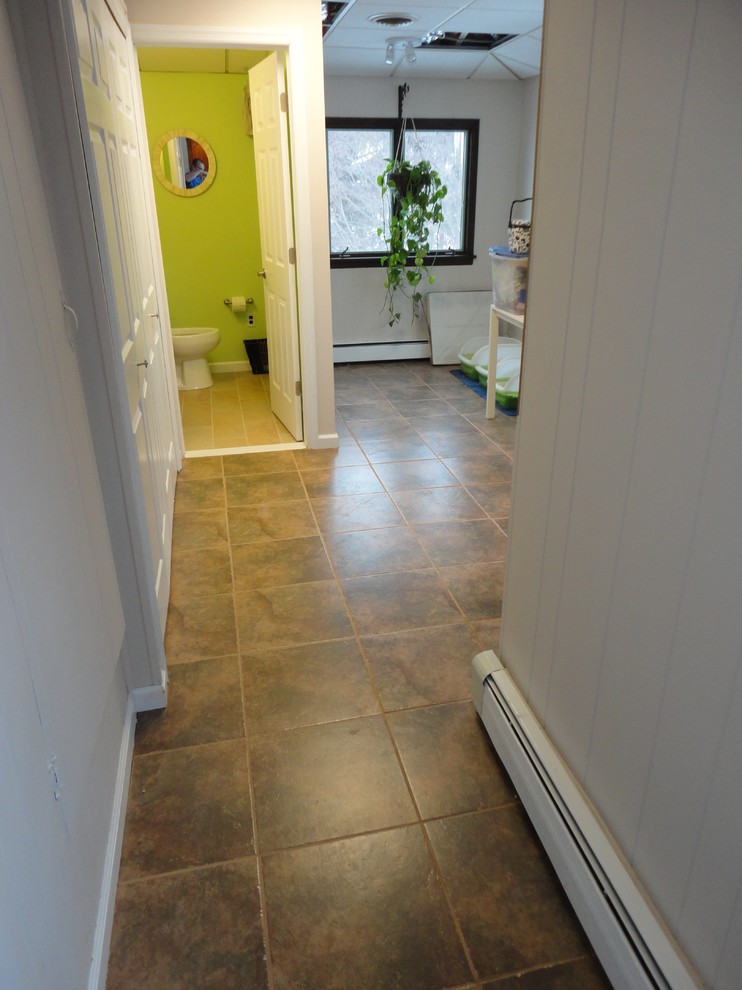 Idee per una piccola stanza da bagno minimal con ante marroni, WC a due pezzi, pareti verdi e pavimento con piastrelle in ceramica