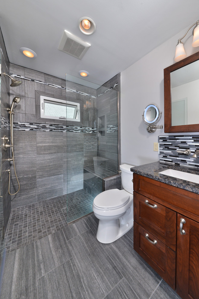 На фото: ванная комната в современном стиле с душем без бортиков и окном