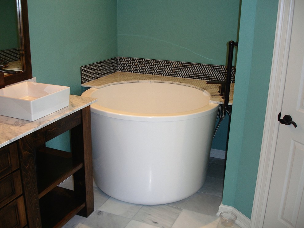 Источник вдохновения для домашнего уюта: большая главная ванная комната в стиле неоклассика (современная классика) с открытыми фасадами, темными деревянными фасадами, японской ванной, двойным душем, унитазом-моноблоком, разноцветной плиткой, стеклянной плиткой, синими стенами, мраморным полом, настольной раковиной и мраморной столешницей