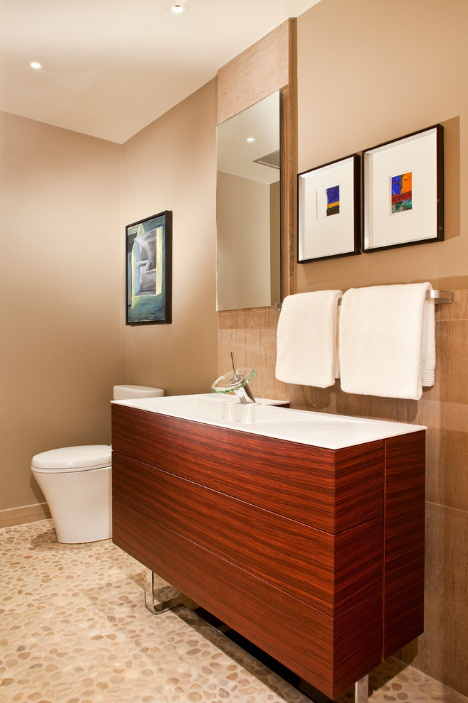 Idéer för att renovera ett mellanstort funkis badrum med dusch, med möbel-liknande, skåp i mellenmörkt trä, en toalettstol med separat cisternkåpa, beige kakel, porslinskakel, beige väggar, klinkergolv i småsten, ett integrerad handfat, bänkskiva i kvarts och beiget golv