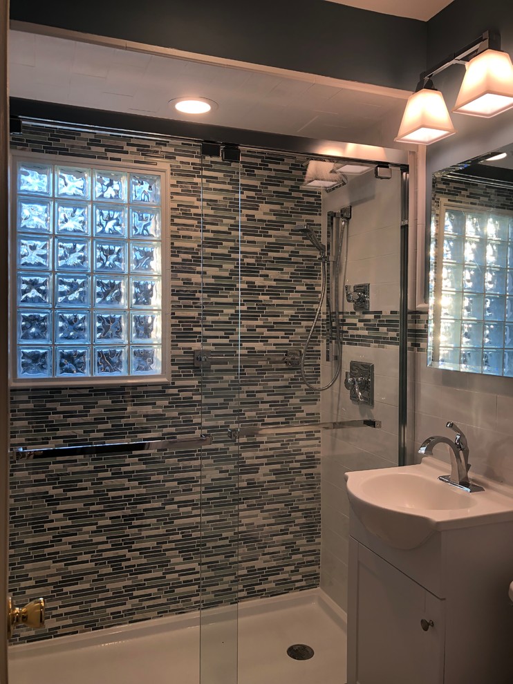 Immagine di una piccola stanza da bagno padronale minimalista con ante in stile shaker, ante bianche, piastrelle verdi, lastra di vetro, pareti bianche, pavimento in gres porcellanato, pavimento grigio e top bianco