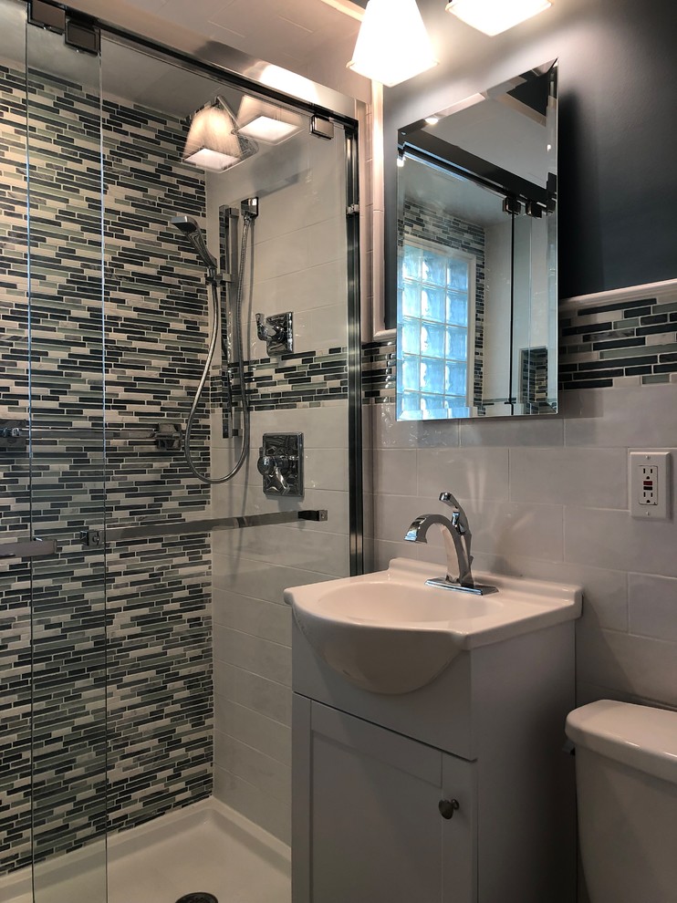 Esempio di una piccola stanza da bagno padronale moderna con ante in stile shaker, ante bianche, piastrelle verdi, lastra di vetro, pareti bianche, pavimento in gres porcellanato, pavimento grigio e top bianco