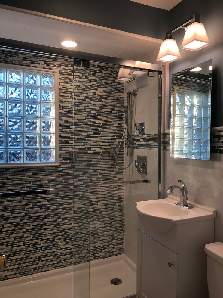 Foto di una piccola stanza da bagno padronale moderna con ante in stile shaker, ante bianche, piastrelle verdi, lastra di vetro, pareti bianche, pavimento in gres porcellanato, pavimento grigio e top bianco