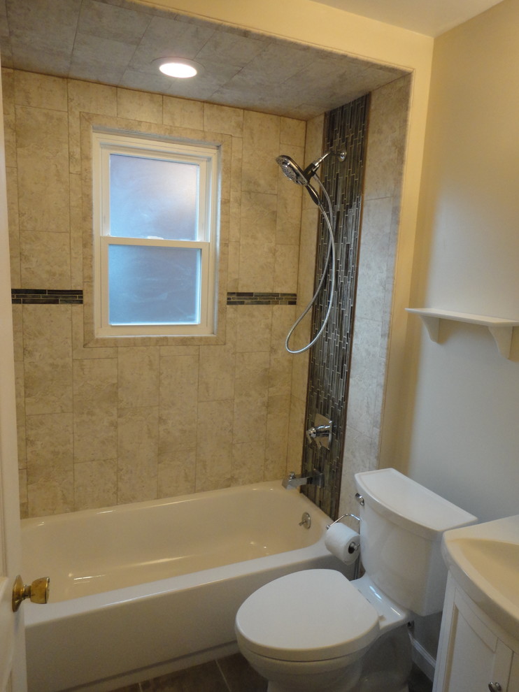 Esempio di una stanza da bagno padronale design di medie dimensioni con vasca freestanding, WC a due pezzi, piastrelle marroni, piastrelle in gres porcellanato, pavimento in gres porcellanato e lavabo a consolle