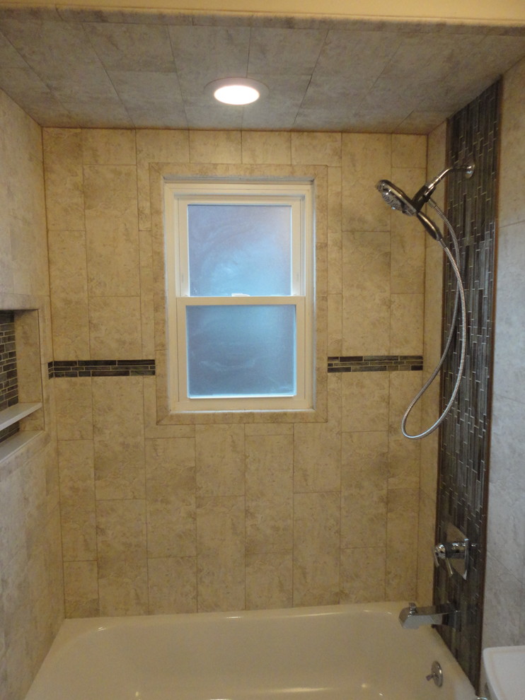 Immagine di una stanza da bagno padronale contemporanea di medie dimensioni con vasca freestanding, WC a due pezzi, piastrelle marroni, piastrelle in gres porcellanato, pavimento in gres porcellanato e lavabo a consolle