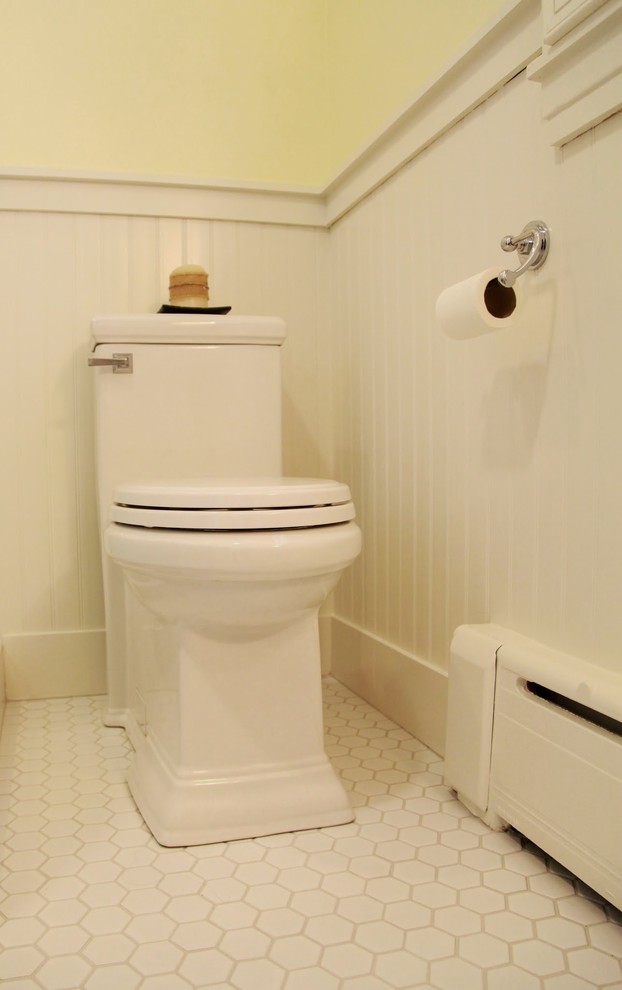 Idéer för att renovera ett mellanstort vintage badrum, med ett piedestal handfat, en hörndusch, en toalettstol med hel cisternkåpa, vit kakel, keramikplattor, gula väggar och klinkergolv i keramik