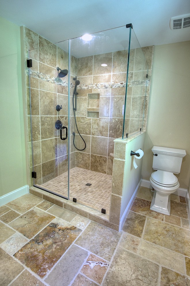 Immagine di una stanza da bagno stile rurale con consolle stile comò, top in granito, doccia alcova, WC a due pezzi, piastrelle beige e piastrelle in pietra