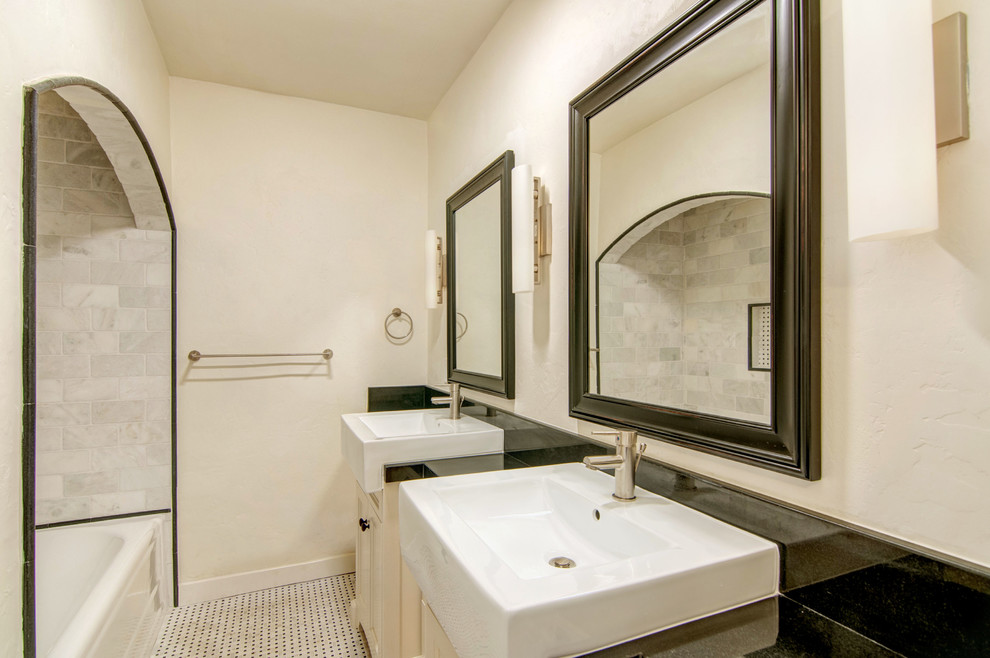 Foto på ett mellanstort medelhavsstil badrum, med ett fristående handfat, luckor med upphöjd panel, vita skåp, granitbänkskiva, vit kakel, mosaik, beige väggar och marmorgolv