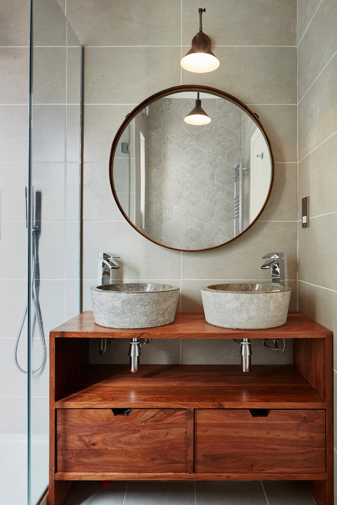 Idéer för ett litet modernt brun badrum med dusch, med släta luckor, keramikplattor, ett fristående handfat, skåp i mellenmörkt trä, beige kakel, beige väggar och träbänkskiva