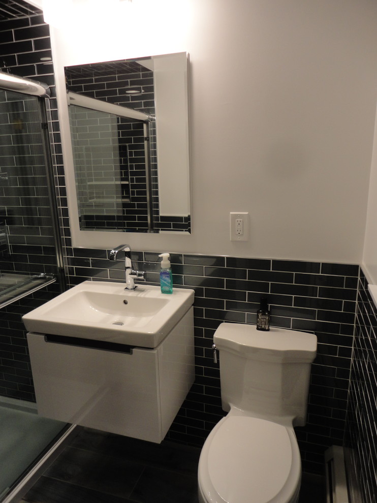 Exemple d'une petite salle d'eau moderne avec WC séparés, un carrelage gris, un carrelage en pâte de verre, un sol en carrelage de porcelaine, un sol gris et une cabine de douche à porte coulissante.