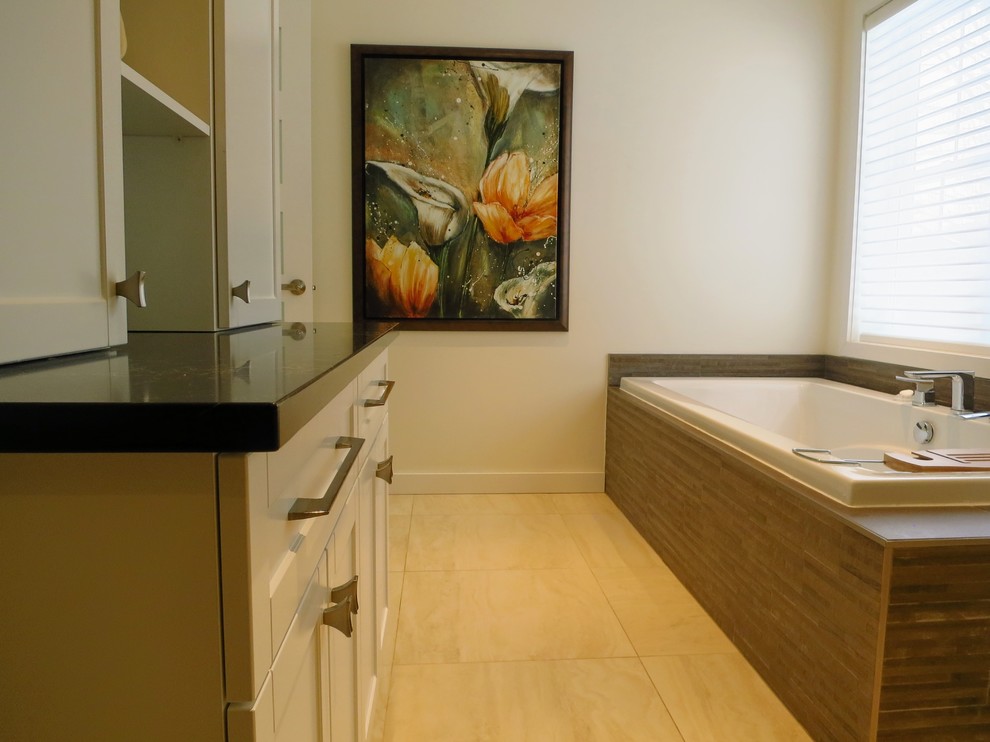 Пример оригинального дизайна: главная ванная комната среднего размера в стиле неоклассика (современная классика) с фасадами в стиле шейкер, белыми фасадами, гидромассажной ванной, открытым душем, инсталляцией, белыми стенами, полом из керамогранита, врезной раковиной, столешницей из кварцита, желтым полом, открытым душем и черной столешницей