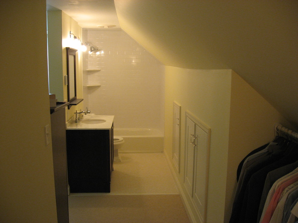 Пример оригинального дизайна: маленькая ванная комната в классическом стиле с фасадами в стиле шейкер, коричневыми фасадами, ванной в нише, душем над ванной, раздельным унитазом, белой плиткой, плиткой кабанчик, оранжевыми стенами, полом из керамической плитки, душевой кабиной, врезной раковиной и столешницей из гранита для на участке и в саду
