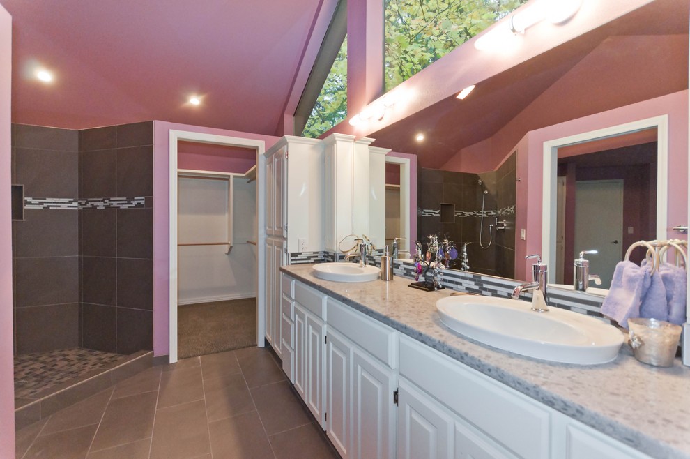 Imagen de cuarto de baño principal romántico grande con ducha abierta, baldosas y/o azulejos grises, paredes rosas, puertas de armario blancas, lavabo sobreencimera y baldosas y/o azulejos de vidrio