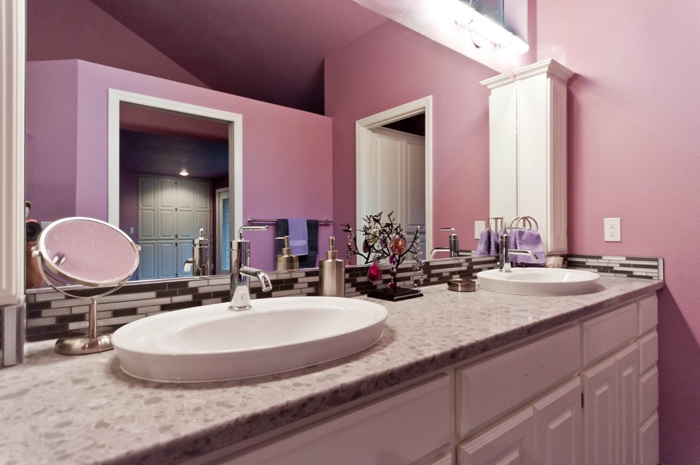 Diseño de cuarto de baño principal romántico grande con ducha abierta, baldosas y/o azulejos grises, paredes rosas, puertas de armario blancas, encimera de cuarzo compacto, lavabo sobreencimera, armarios con paneles con relieve y baldosas y/o azulejos de vidrio