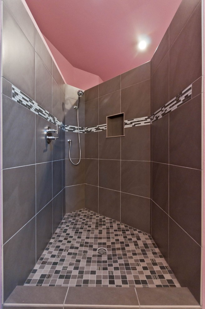 Пример оригинального дизайна: большая главная ванная комната в стиле шебби-шик с открытым душем, серой плиткой, розовыми стенами, стеклянной плиткой и полом из мозаичной плитки