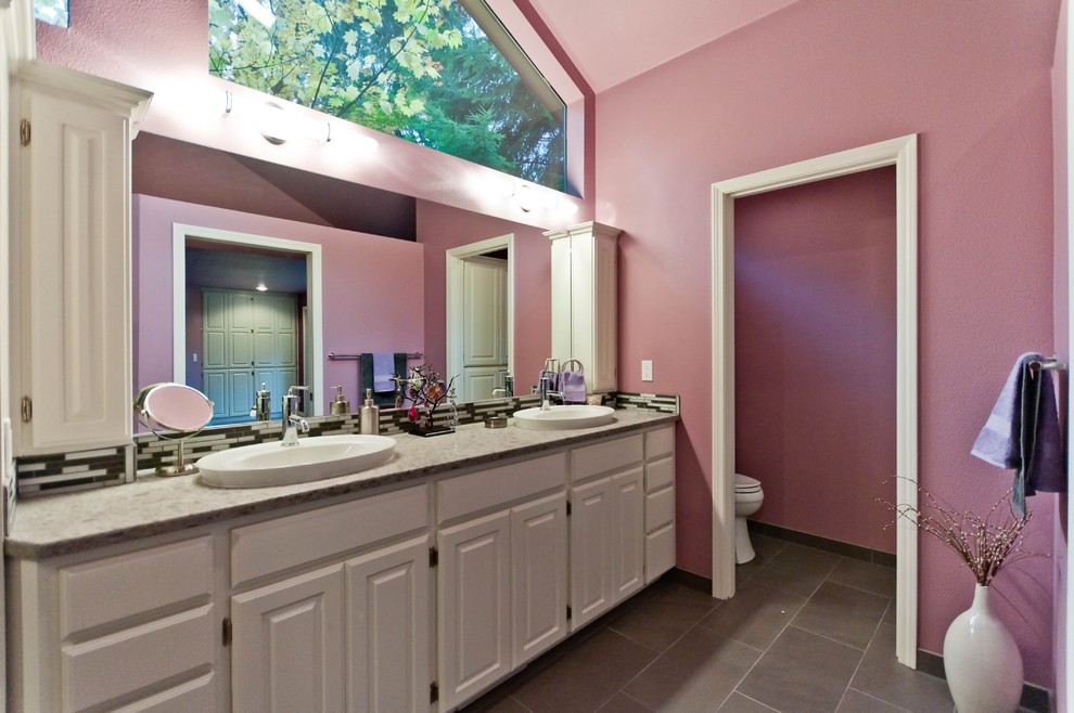 Источник вдохновения для домашнего уюта: большая главная ванная комната в стиле шебби-шик с открытым душем, серой плиткой, розовыми стенами, белыми фасадами, настольной раковиной, фасадами с выступающей филенкой, столешницей из искусственного кварца и стеклянной плиткой