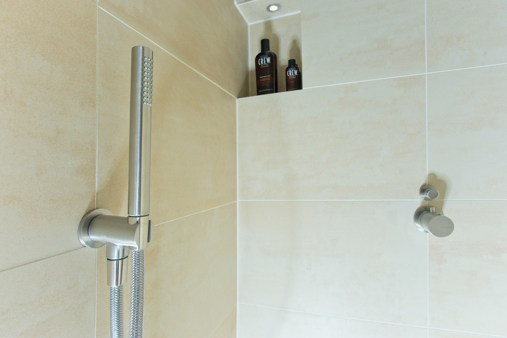 Пример оригинального дизайна: ванная комната в стиле модернизм с отдельно стоящей ванной и столешницей из искусственного камня