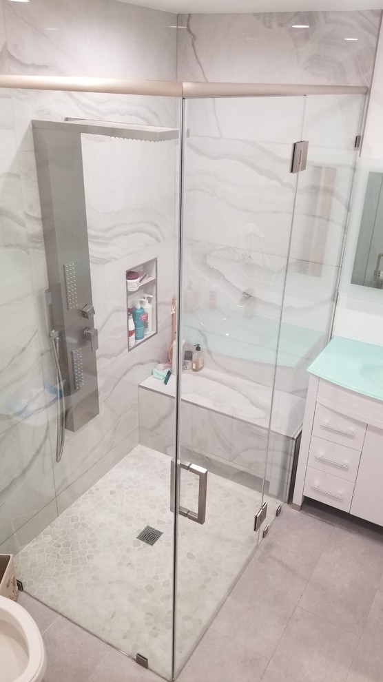 Idee per una stanza da bagno con doccia minimalista di medie dimensioni con doccia ad angolo, pavimento in cementine e top in vetro