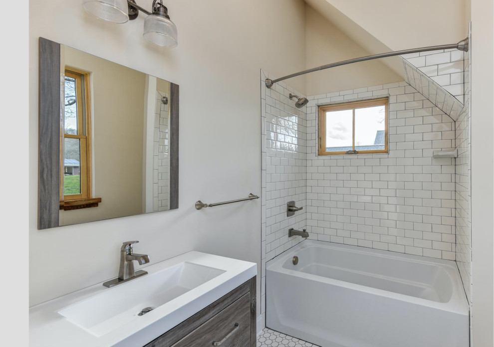 Идея дизайна: ванная комната среднего размера в стиле кантри с фасадами в стиле шейкер, искусственно-состаренными фасадами, ванной в нише, душем над ванной, раздельным унитазом, белой плиткой, плиткой кабанчик, бежевыми стенами, полом из мозаичной плитки, душевой кабиной, врезной раковиной, столешницей из кварцита, разноцветным полом и шторкой для ванной