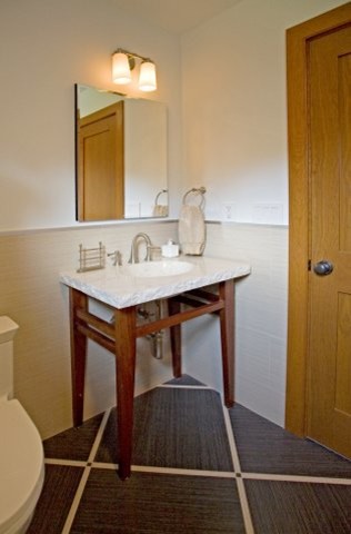 Inspiration pour une grande salle d'eau design en bois brun avec un plan de toilette en marbre, WC à poser, un mur blanc, un lavabo encastré, un placard en trompe-l'oeil, un carrelage gris, des carreaux de porcelaine et un sol en carrelage de porcelaine.
