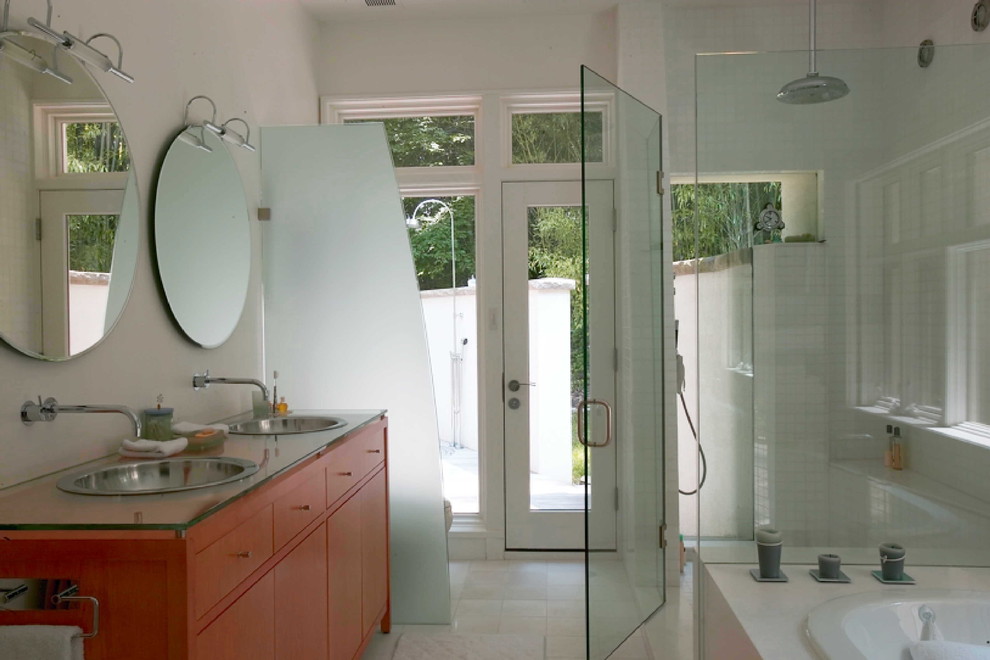 Exempel på ett mellanstort modernt en-suite badrum, med släta luckor, röda skåp, en hörndusch, vita väggar, klinkergolv i porslin, ett nedsänkt handfat, bänkskiva i glas, vitt golv och dusch med gångjärnsdörr