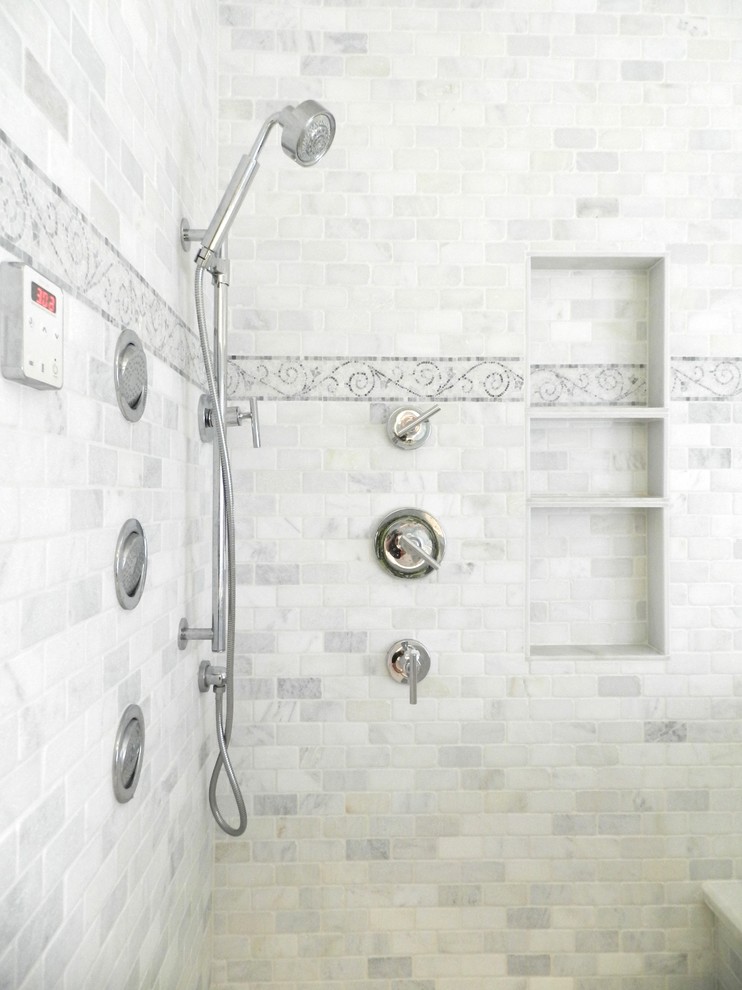 Bild på ett mellanstort funkis bastu, med skåp i shakerstil, vita skåp, ett fristående badkar, grå kakel, vit kakel, stenkakel, vita väggar, mosaikgolv, ett undermonterad handfat och marmorbänkskiva