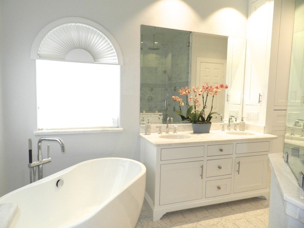 Foto på ett mellanstort vintage en-suite badrum, med skåp i shakerstil, vita skåp, marmorbänkskiva, ett fristående badkar, grå kakel, vit kakel, stenkakel, en hörndusch, vita väggar, mosaikgolv och ett undermonterad handfat
