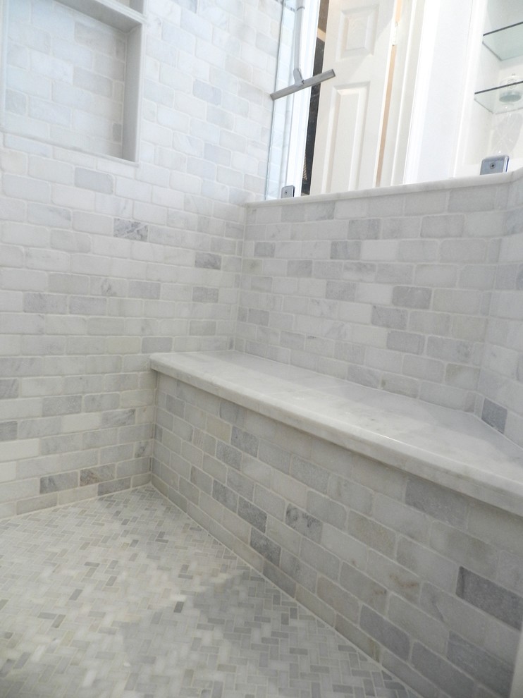Esempio di una sauna minimalista di medie dimensioni con ante in stile shaker, ante bianche, vasca freestanding, piastrelle grigie, piastrelle bianche, piastrelle in pietra, pareti bianche, pavimento con piastrelle a mosaico, lavabo sottopiano e top in marmo