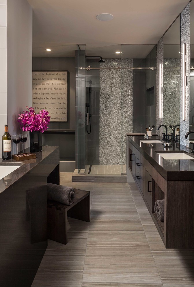 Idée de décoration pour une grande salle de bain principale minimaliste en bois foncé avec un lavabo encastré, un placard à porte plane, un plan de toilette en quartz modifié, une baignoire encastrée, une douche d'angle, un carrelage gris et un mur gris.