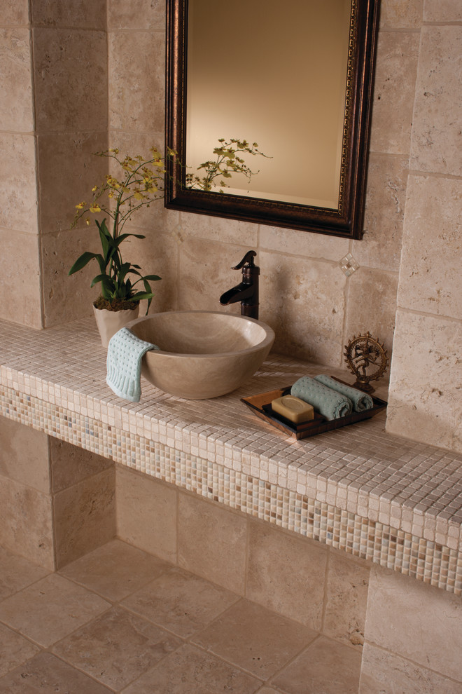 Imagen de cuarto de baño mediterráneo con baldosas y/o azulejos en mosaico, suelo de travertino y lavabo sobreencimera