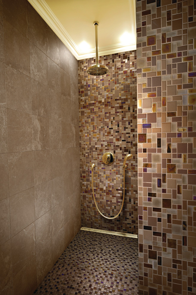 Idée de décoration pour une douche en alcôve design avec un carrelage multicolore, mosaïque, un mur beige et un sol en carrelage de terre cuite.
