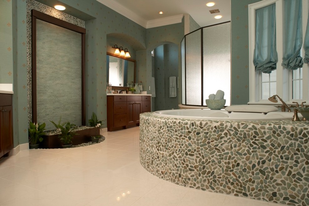 Inredning av ett maritimt stort en-suite badrum, med släta luckor, skåp i mellenmörkt trä, ett platsbyggt badkar, flerfärgad kakel, kakel i småsten, blå väggar och marmorgolv