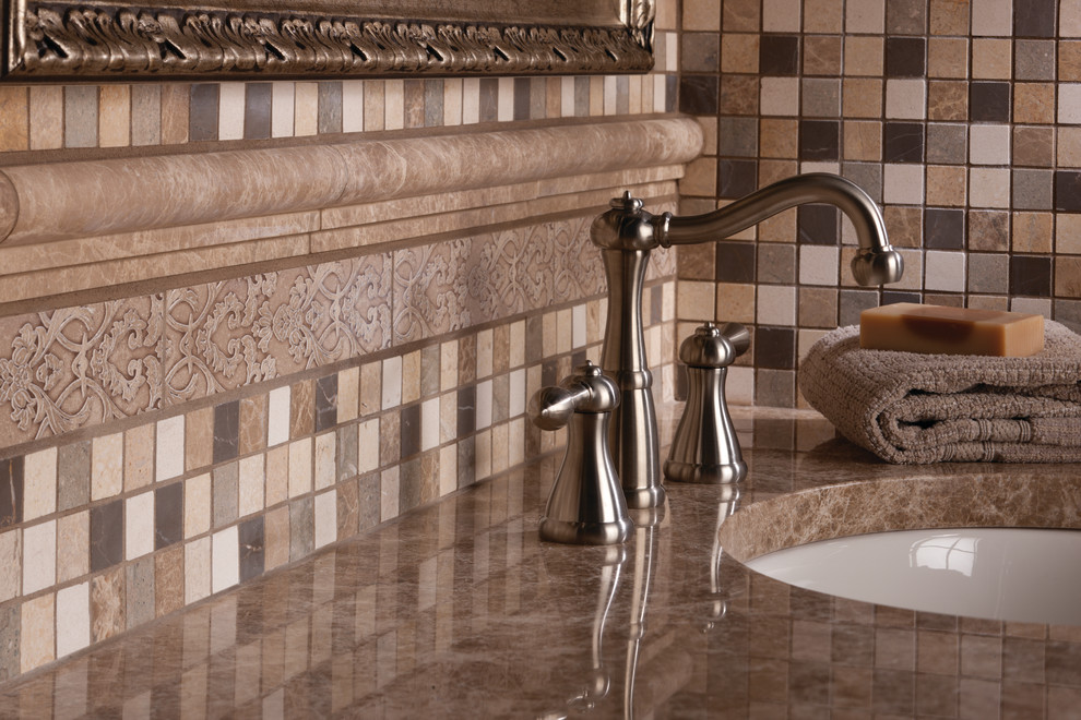 Cette photo montre une salle de bain principale méditerranéenne avec mosaïque, une vasque, un plan de toilette en marbre, un carrelage marron et un mur multicolore.