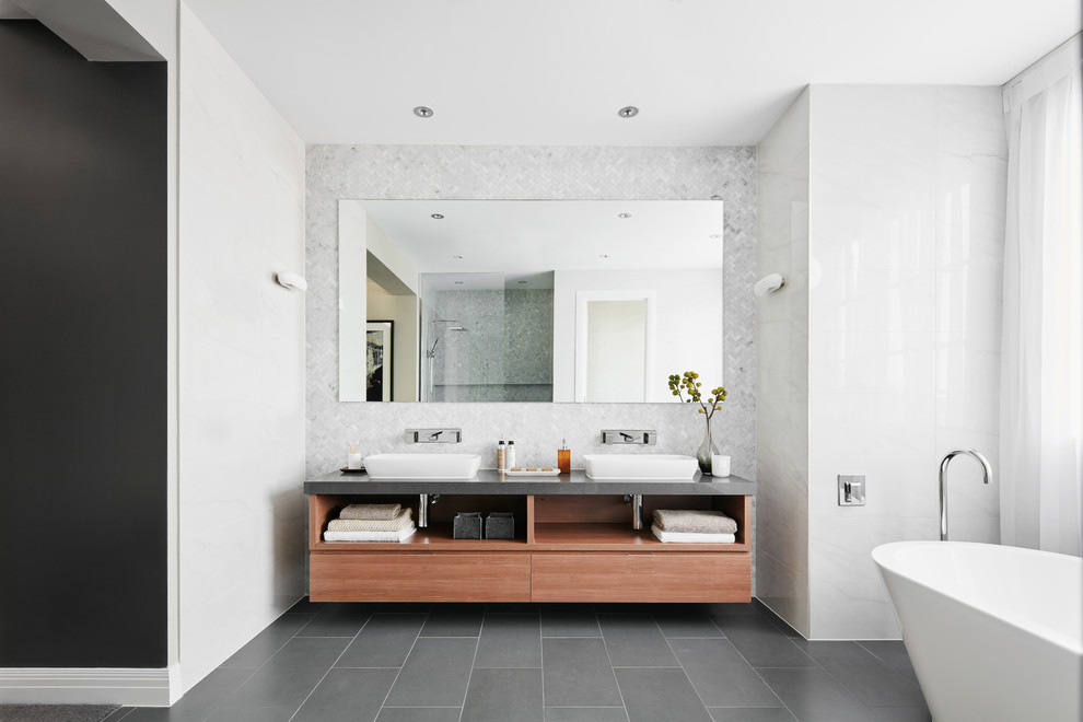 Идея дизайна: маленькая ванная комната в современном стиле с коричневой плиткой, каменной плиткой и разноцветными стенами для на участке и в саду