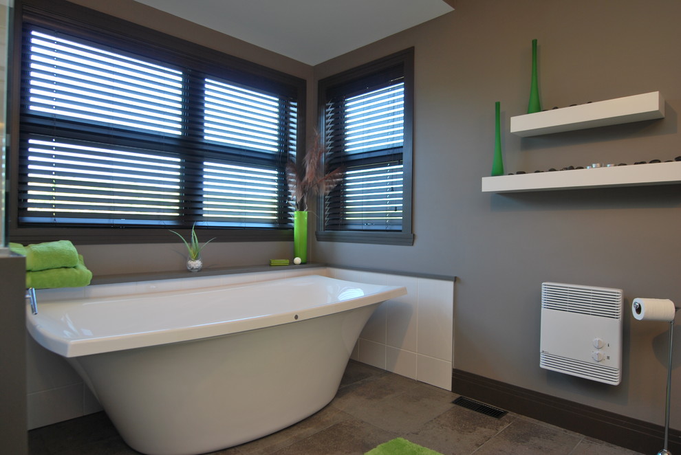 Réalisation d'une salle de bain minimaliste de taille moyenne avec une baignoire indépendante, un carrelage blanc et un plan vasque.