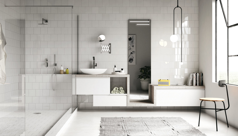 Modernes Badezimmer mit flächenbündigen Schrankfronten, weißen Schränken, offener Dusche, weißen Fliesen, weißer Wandfarbe, Aufsatzwaschbecken und offener Dusche in Sonstige