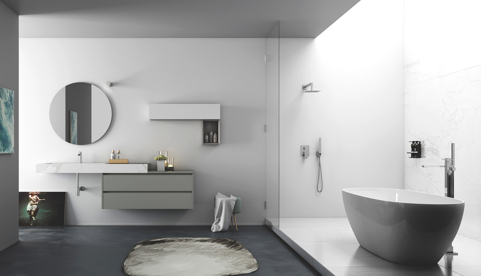 На фото: главная ванная комната в стиле модернизм с плоскими фасадами, серыми фасадами, отдельно стоящей ванной, открытым душем, белой плиткой, белыми стенами и открытым душем