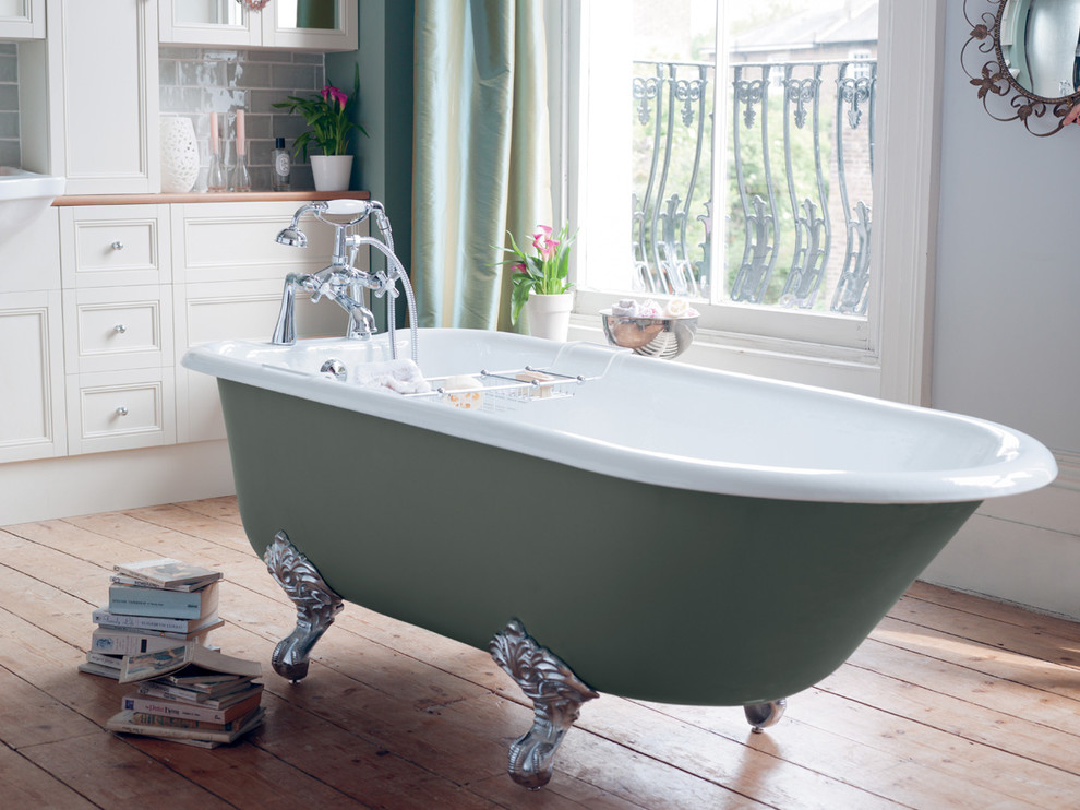 Immagine di una grande stanza da bagno padronale minimal con consolle stile comò, ante in legno chiaro, top in legno e vasca con piedi a zampa di leone