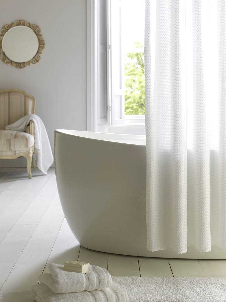 Foto di una stanza da bagno padronale design di medie dimensioni con vasca freestanding, pareti bianche e pavimento in legno verniciato