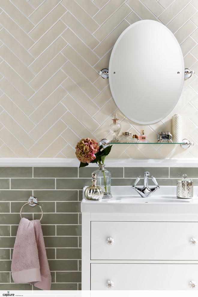 Esempio di una piccola stanza da bagno padronale stile americano con ante lisce, ante bianche, piastrelle verdi, piastrelle in ceramica, pareti bianche, lavabo da incasso e top in legno