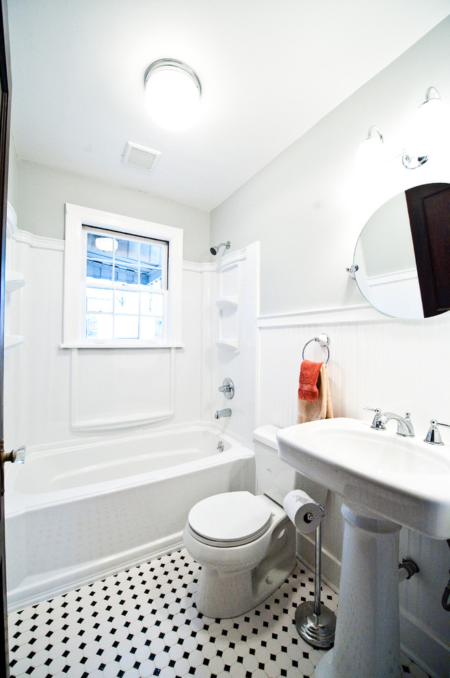 Пример оригинального дизайна: ванная комната в классическом стиле с раковиной с пьедесталом и разноцветным полом