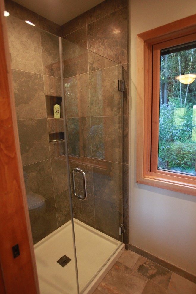 На фото: маленькая главная ванная комната в стиле модернизм с серой плиткой, керамогранитной плиткой, белыми стенами и полом из керамогранита для на участке и в саду