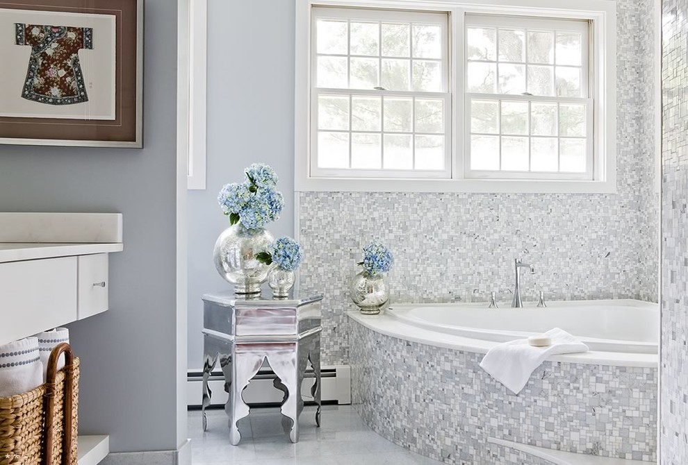 Modelo de cuarto de baño principal clásico renovado de tamaño medio con puertas de armario blancas, bañera esquinera, baldosas y/o azulejos azules, baldosas y/o azulejos en mosaico, paredes azules y suelo de mármol