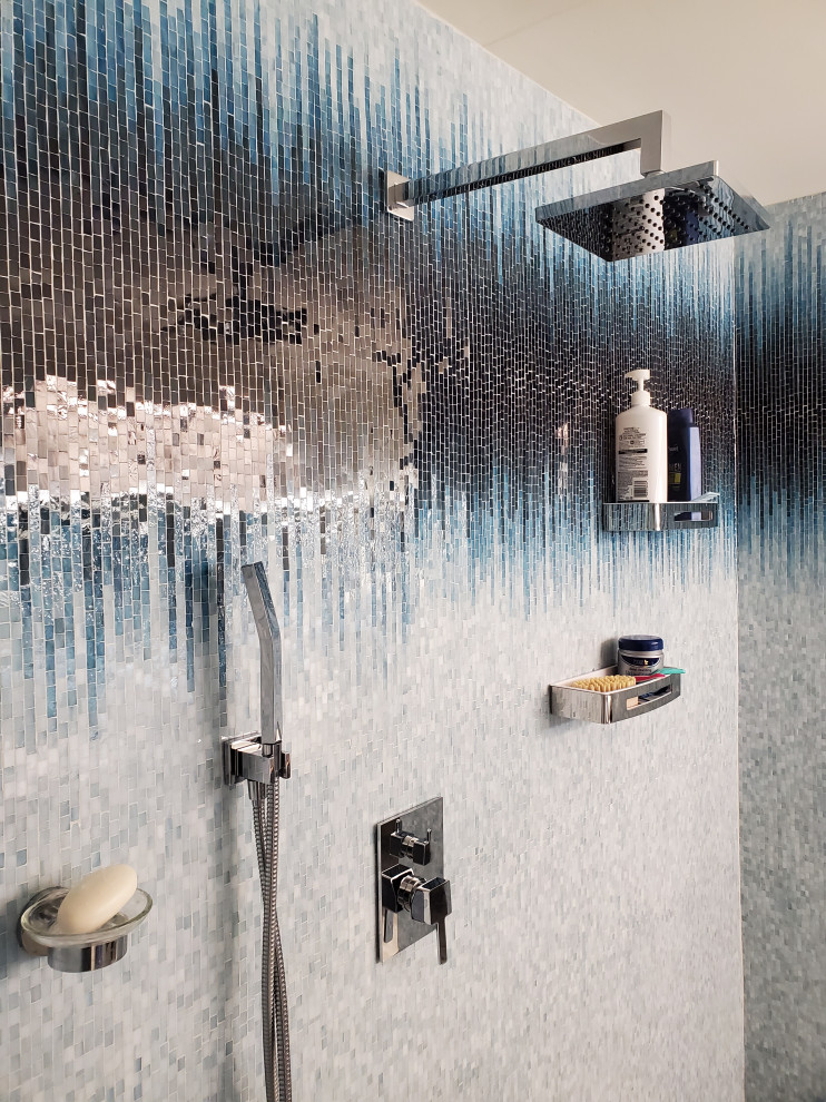 Esempio di una stanza da bagno padronale minimalista di medie dimensioni con ante blu, zona vasca/doccia separata, piastrelle blu, piastrelle di vetro, doccia aperta, un lavabo e mobile bagno sospeso