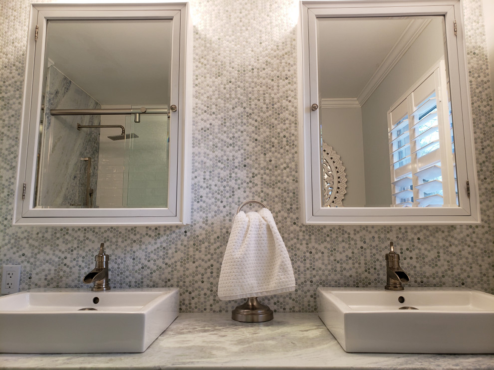 Réalisation d'une petite salle de bain style shabby chic avec des portes de placard blanches, une douche d'angle, un carrelage multicolore, un carrelage de pierre, un mur blanc, un plan de toilette en quartz, une cabine de douche à porte battante et un plan de toilette blanc.